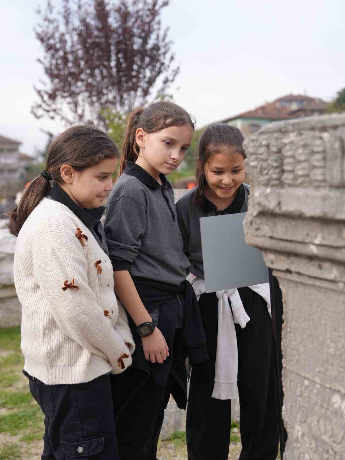 Öğrenciler tarihi dokuyu hayranlıkla inceledi