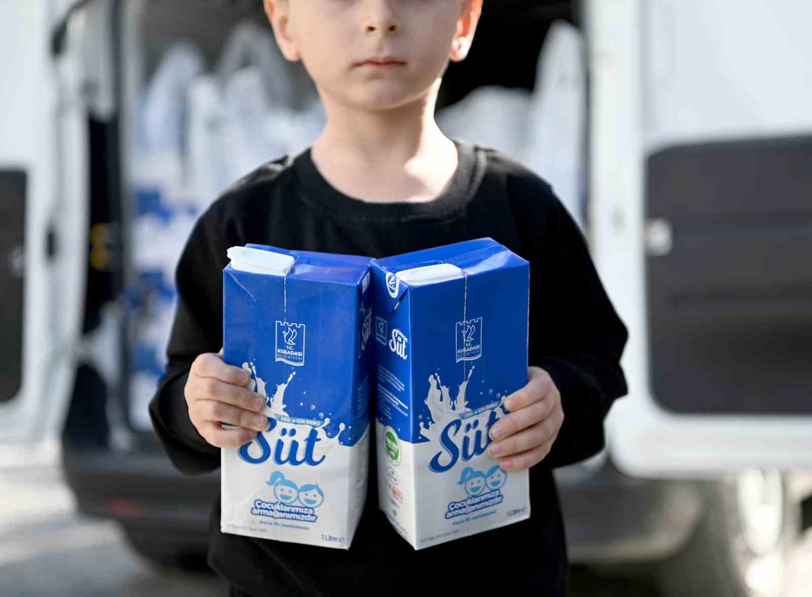 Kuşadası’nda çocukların gelişimi için periyodik süt dağıtımı devam ediyor