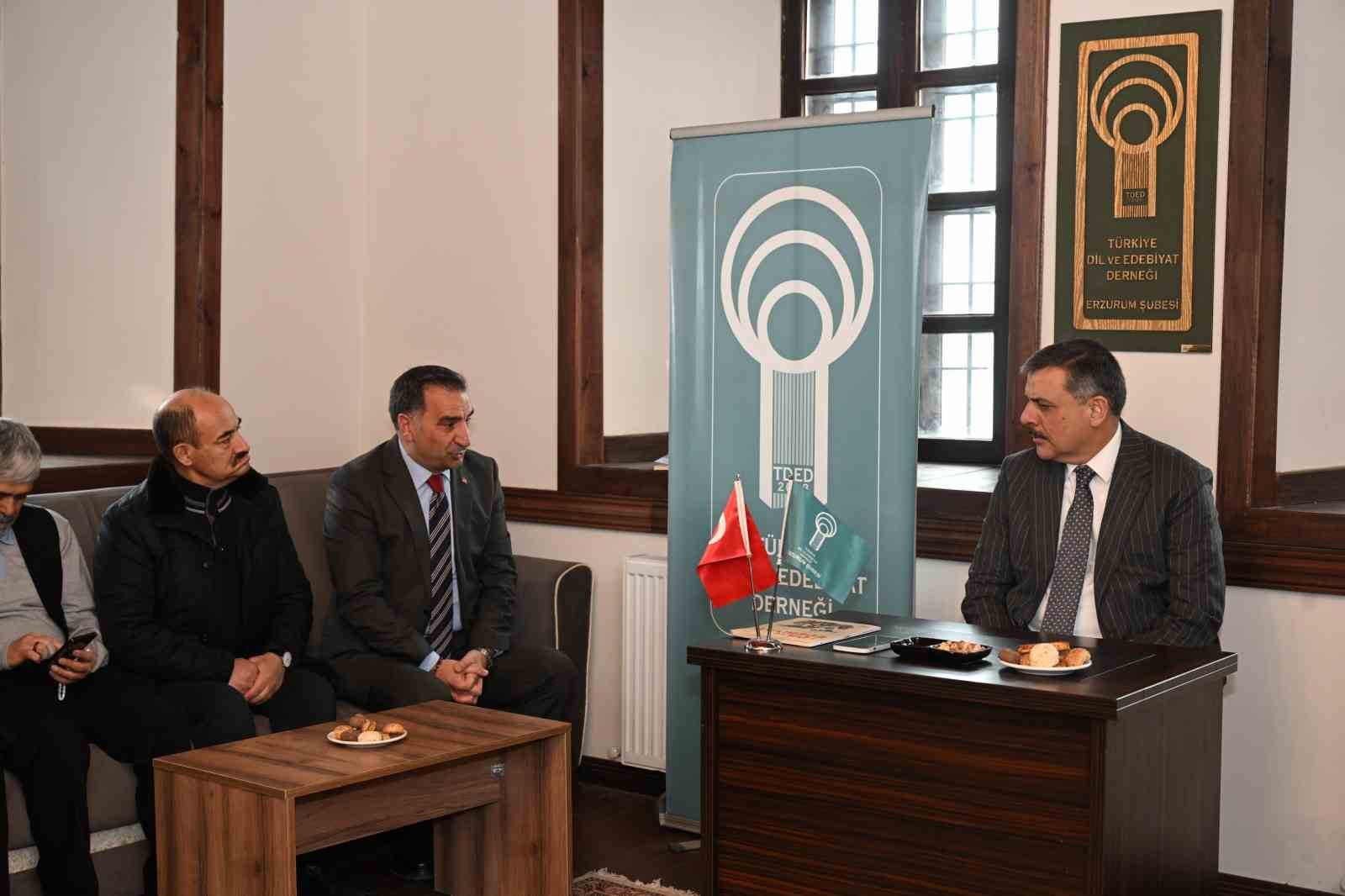 Vali Çiftçi, "Dil ve Edebiyat Konağı"nı inceledi, "Edebiyat Sokağı"nda gezdi