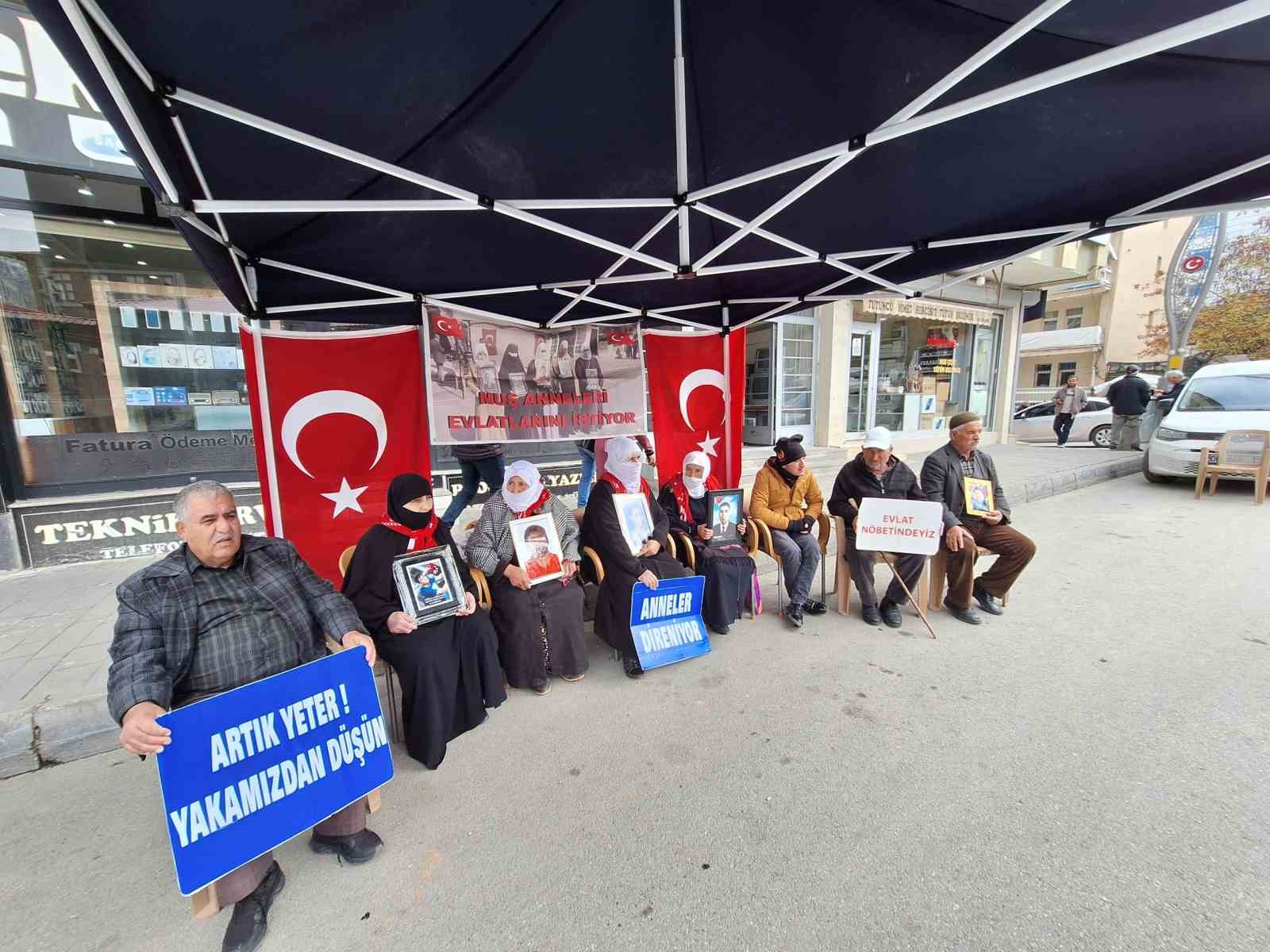 Muş’ta evlat nöbetindeki ailelerden ’teslim olsun’ çağrısı
