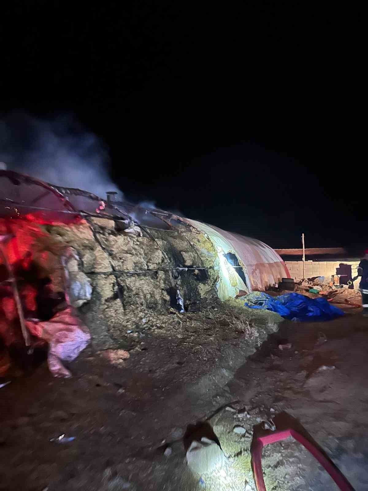 Kulu’da bahçedeki saman balyaları alev alev yandı
