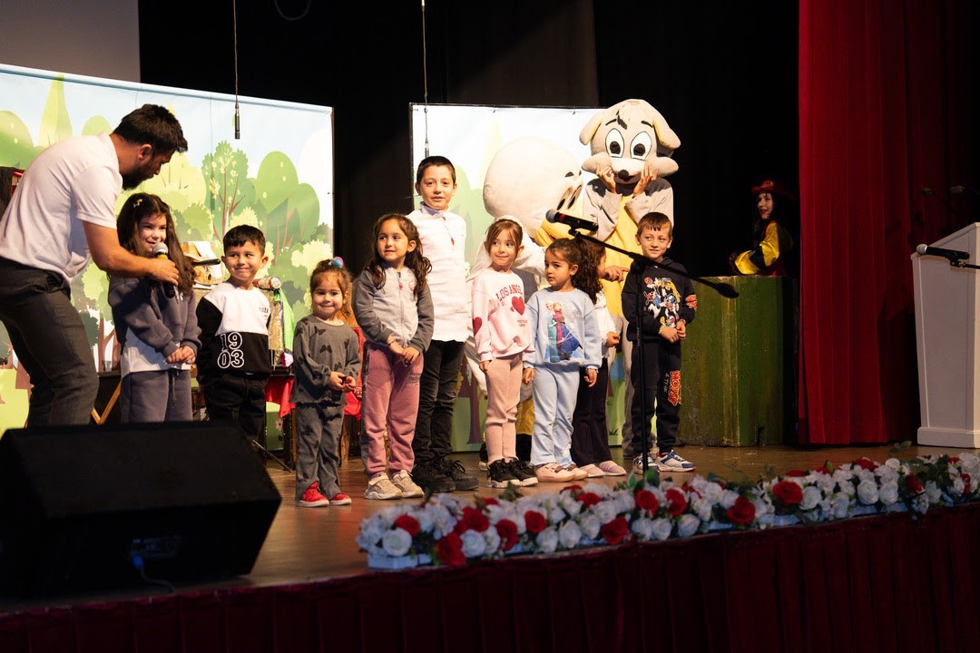 Gölbaşı Belediyesi’nin düzenlediği ‘Çocuk Tiyatrosu Günleri’ne miniklerden yoğun ilgi