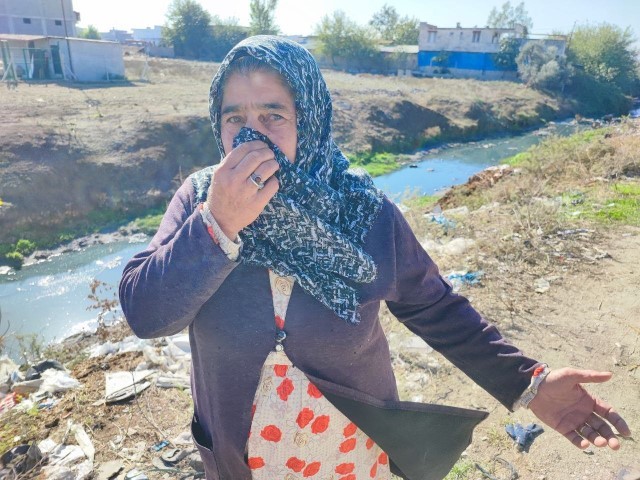 Açık bırakılan atık su deresi vatandaşı perişan ediyor