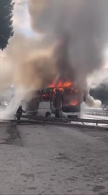 Yolcu otobüsü alevlere teslim oldu: Araç demir yığınına döndü
