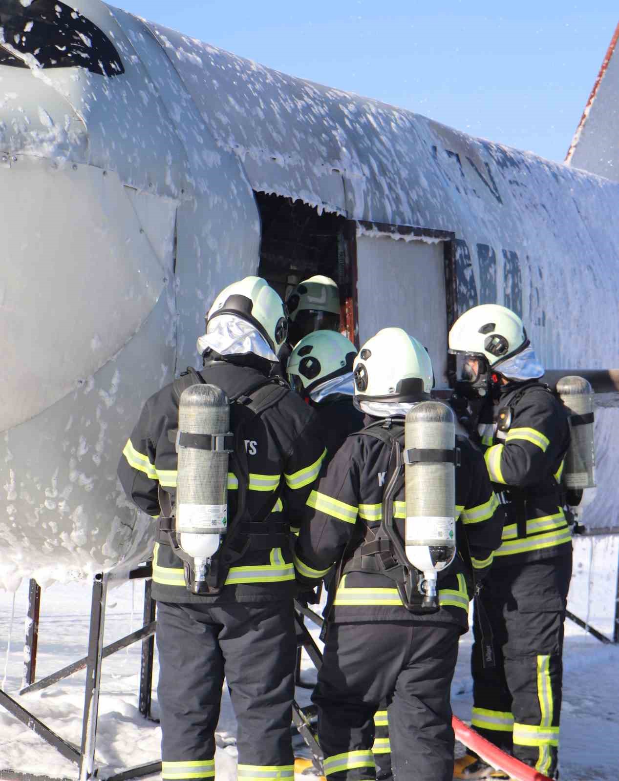 Çukurova Havalimanı’nda uçak kazası tatbikatı gerçeğini aratmadı
