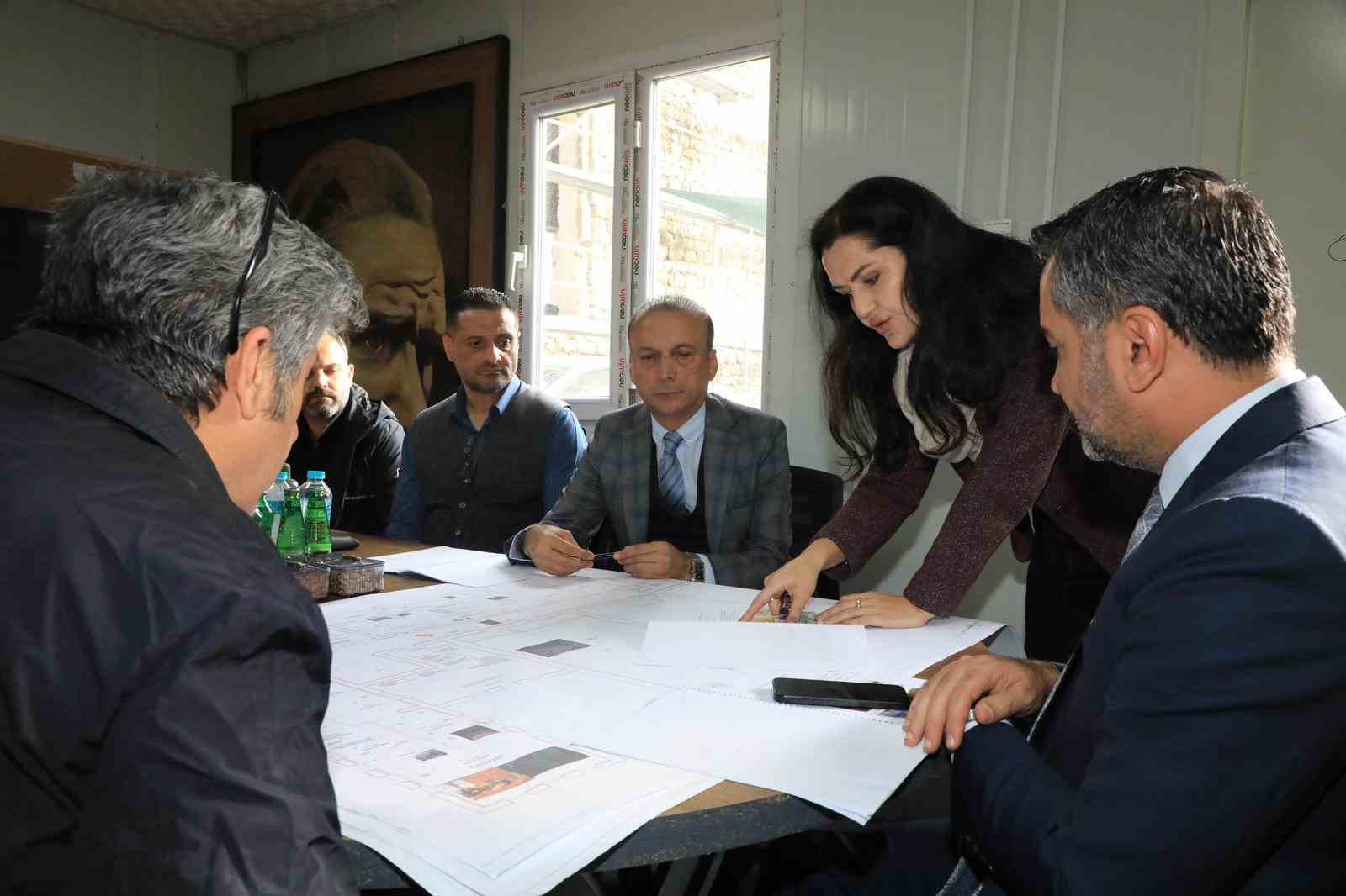 Başkan Şerifoğulları, tarihi öğretmenevinde çalışmaları inceledi
