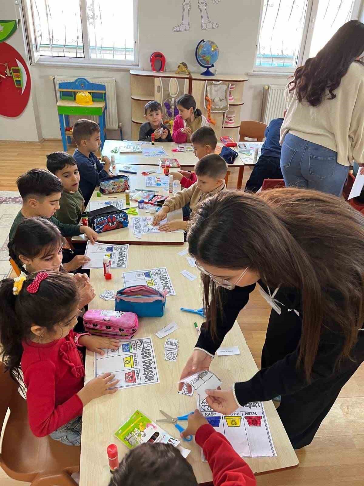 Ana sınıfı öğrencileri geri dönüşüm hakkında bilgilendirildi
