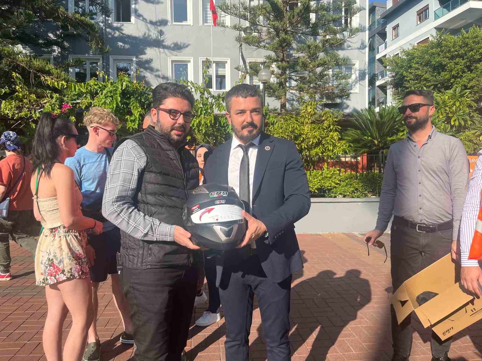 Alanya’da motosiklet sürücülerine ücretsiz kask dağıtıldı
