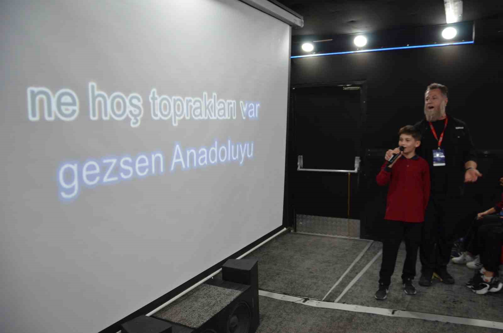 Demirci’de gezen sinema tırı çocuklara unutulmaz anlar yaşattı
