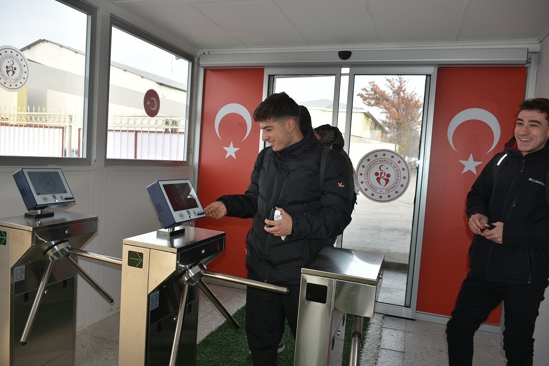 3 Temmuz Stadı’nda sporcular daha güvenli ortamda spor yapacak
