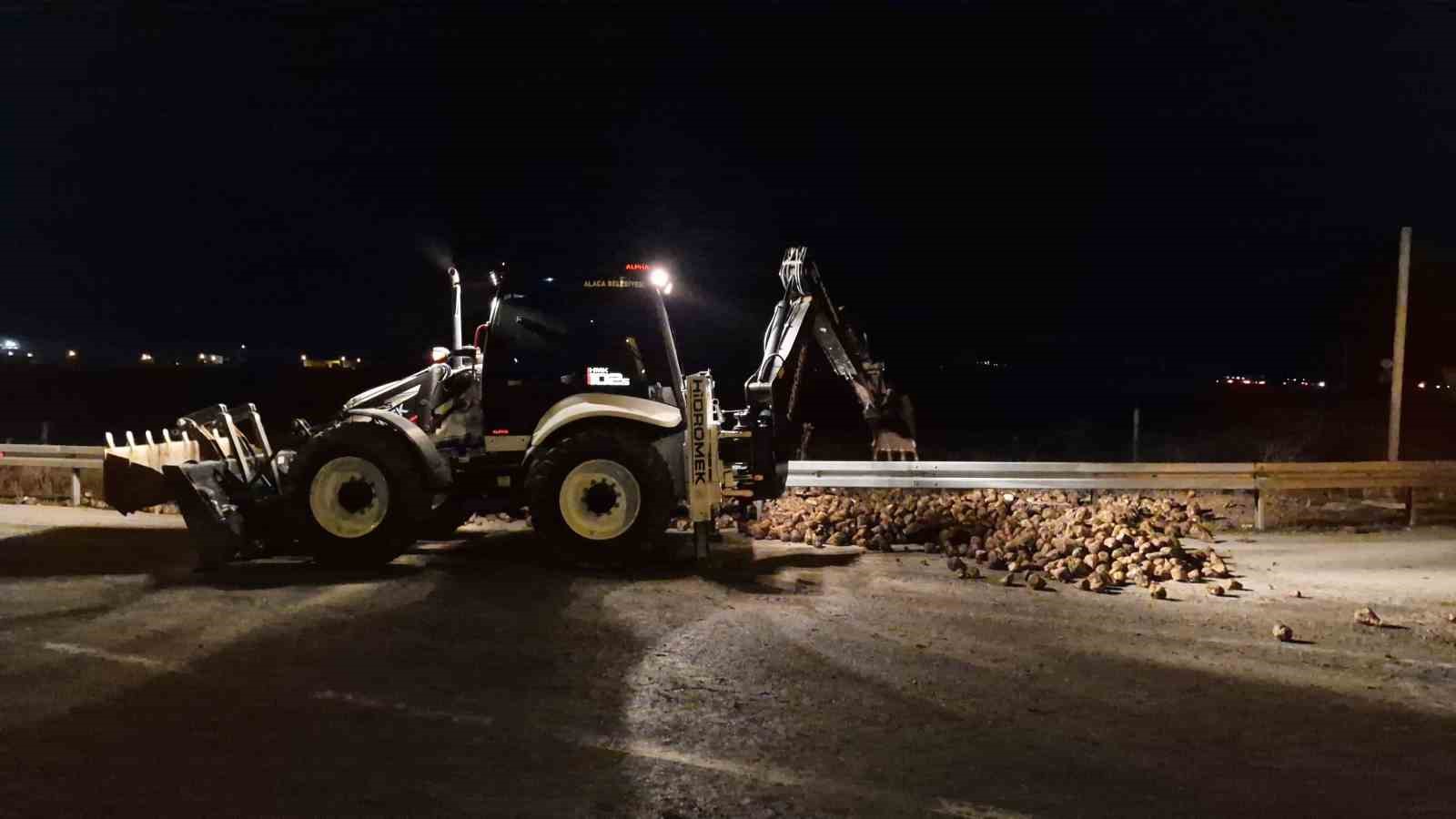 Çorum’da şeker pancarı yüklü tır ile otomobil çarpıştı: 3 yaralı
