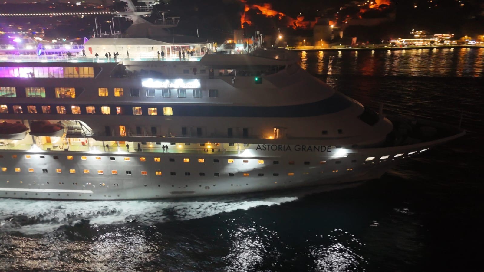 Sarayburnu’na yanaşma izni verilmeyen Rus kruvaziyer Astoria Grande Karadeniz’e doğru yola çıktı