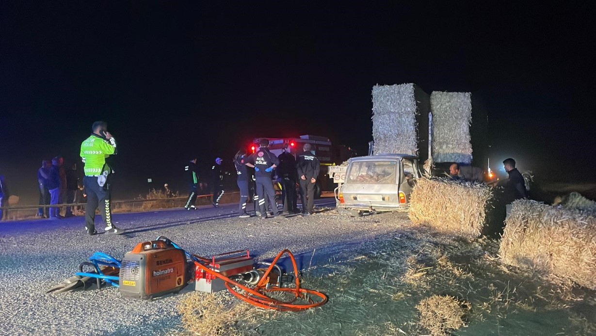 Karaman’da otomobil tıra ok gibi saplandı: Karı-koca hayatını kaybetti