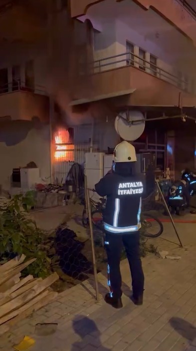 Alanya’da beyaz eşya tamir dükkanında çıkan yangın korkuttu
