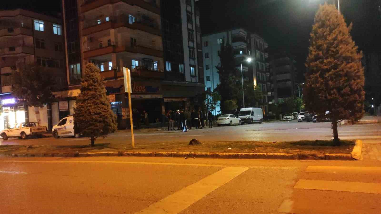 Kontrolden çıkan otomobil, yeni açılan dönerciye daldı