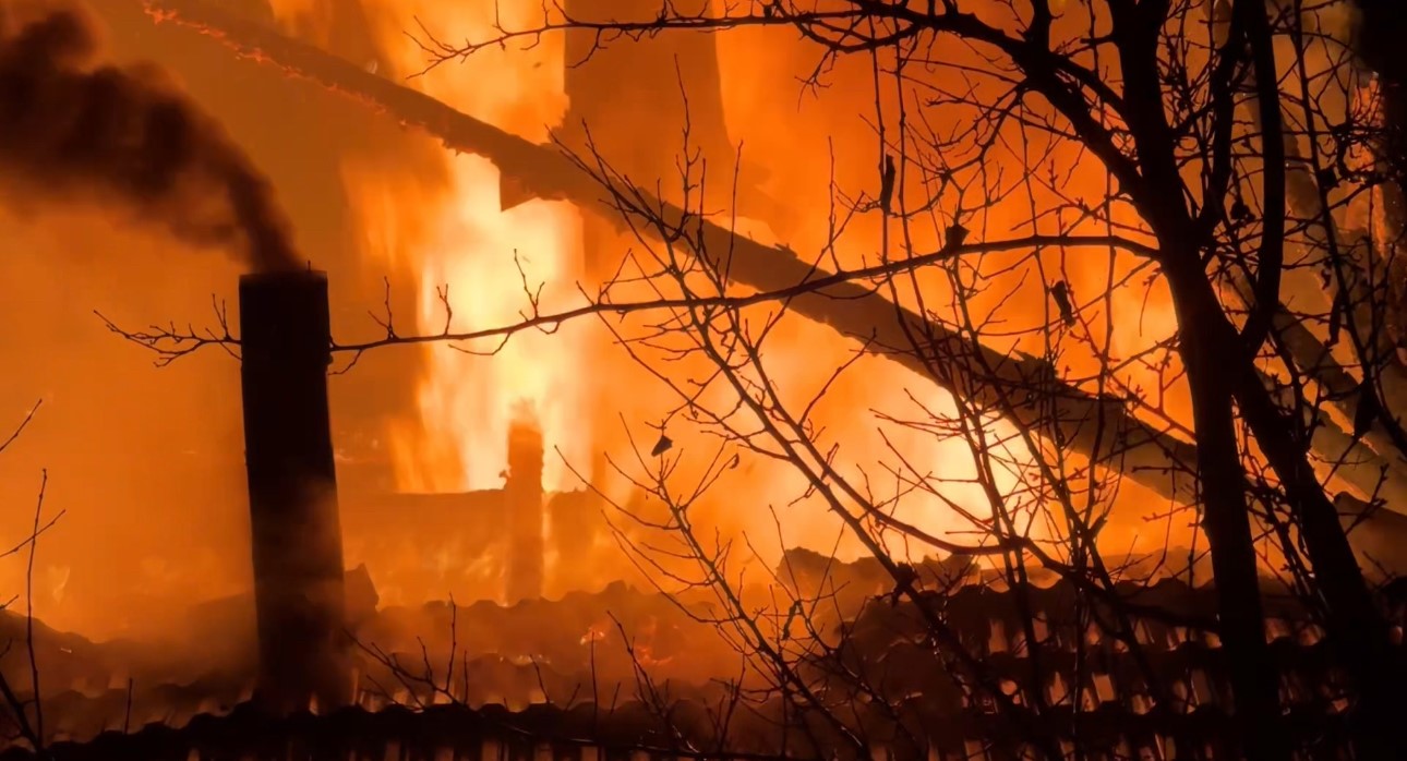 İki katlı ahşap ev alevlere teslim oldu
