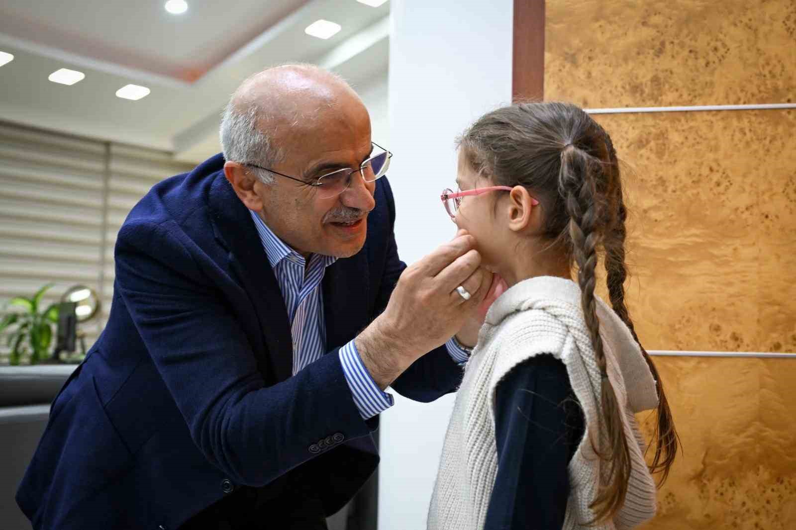 Minik yüreklerden Başkan Er’e anlamlı ziyaret
