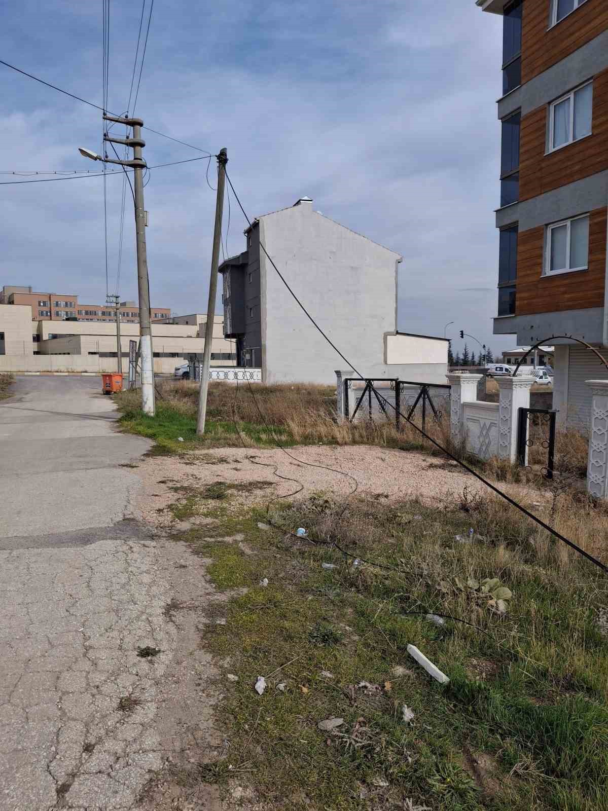 Devrilen internet direğinin çevreye dağılan kabloları risk oluşturuyor
