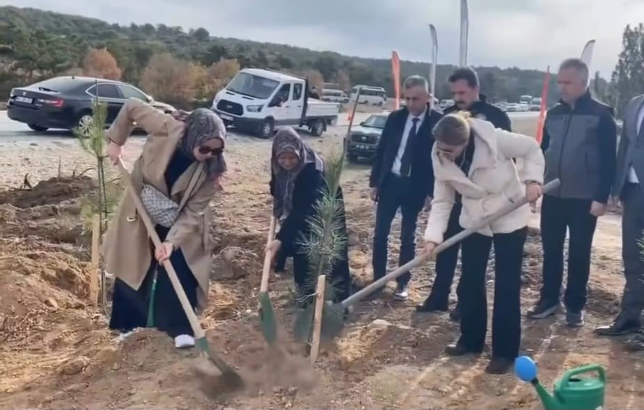 Kütahya’da şehitler anısına 400 fidan toprakla buluştu
