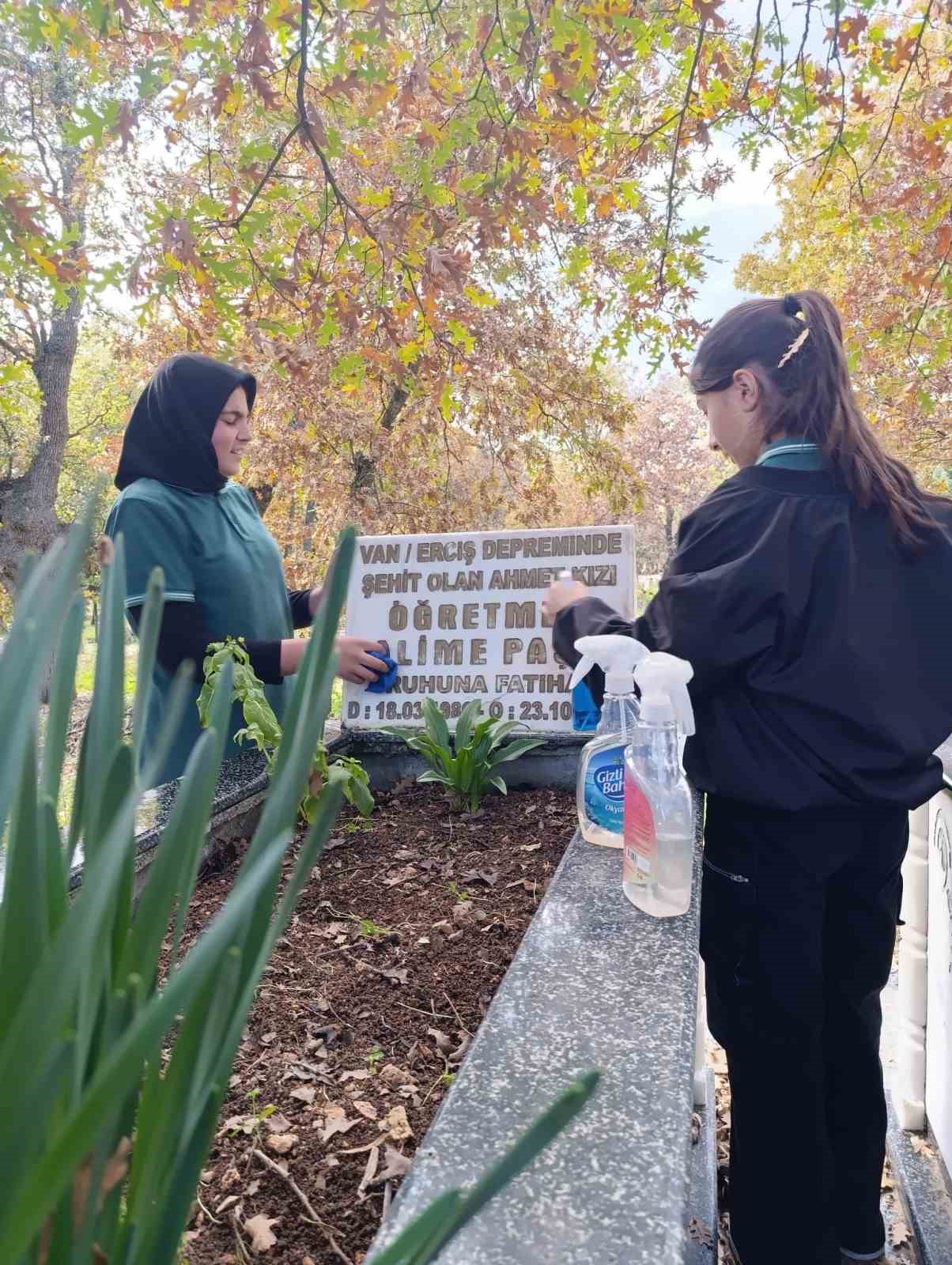 Gördesli öğrenciler şehit öğretmenleri unutmadı
