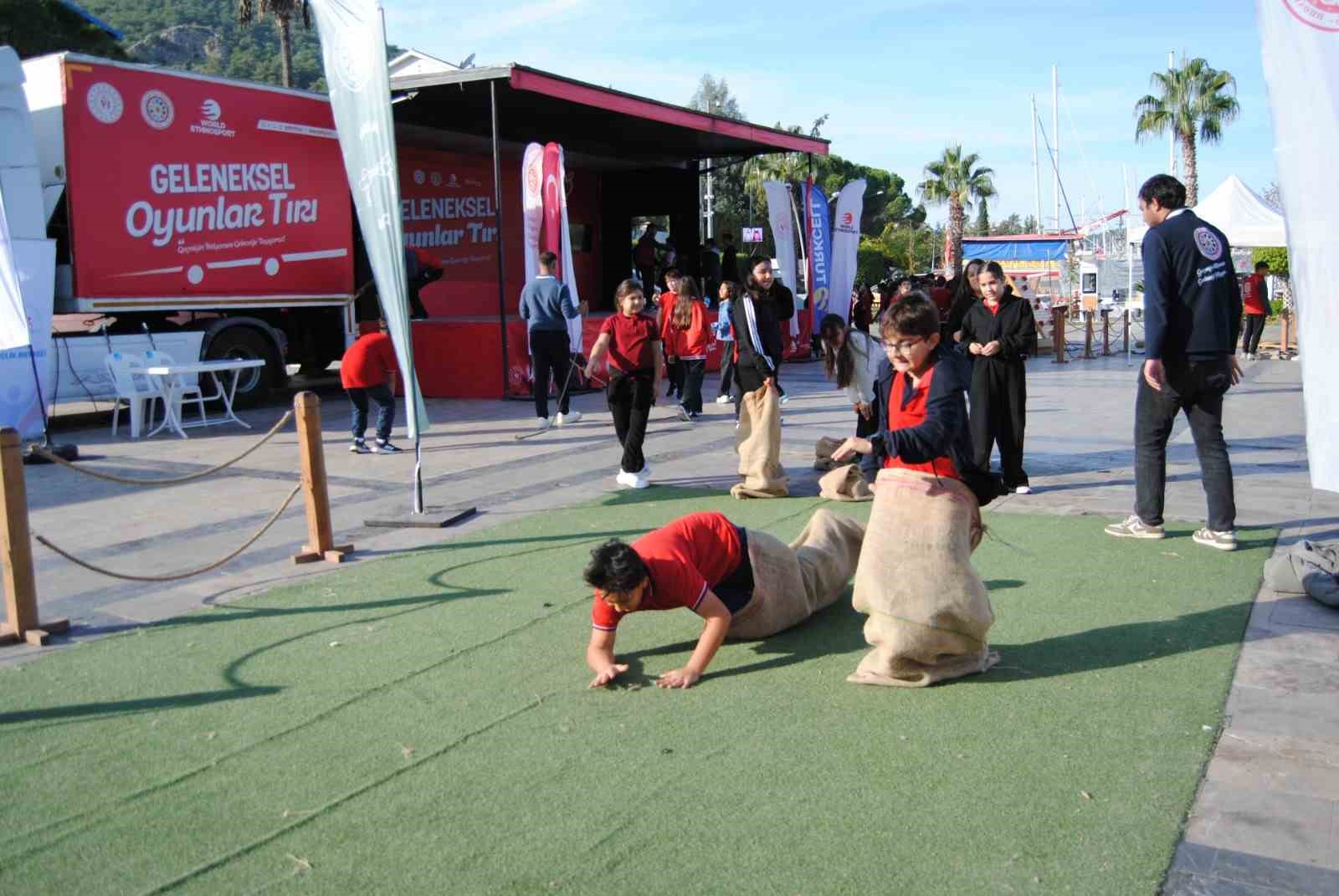 Geleneksel Oyunlar Tırı, geçmişin oyunlarını Fethiye’de öğrencilerle buluşturdu
