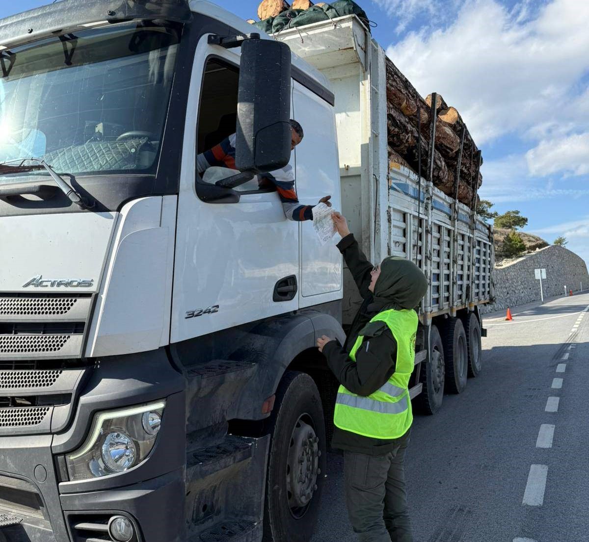 Kütahya’da orman emvali yüklü araçlar denetlendi
