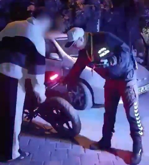 Uyanık sürücü yaptığı düzenekle plakasını gizledi
