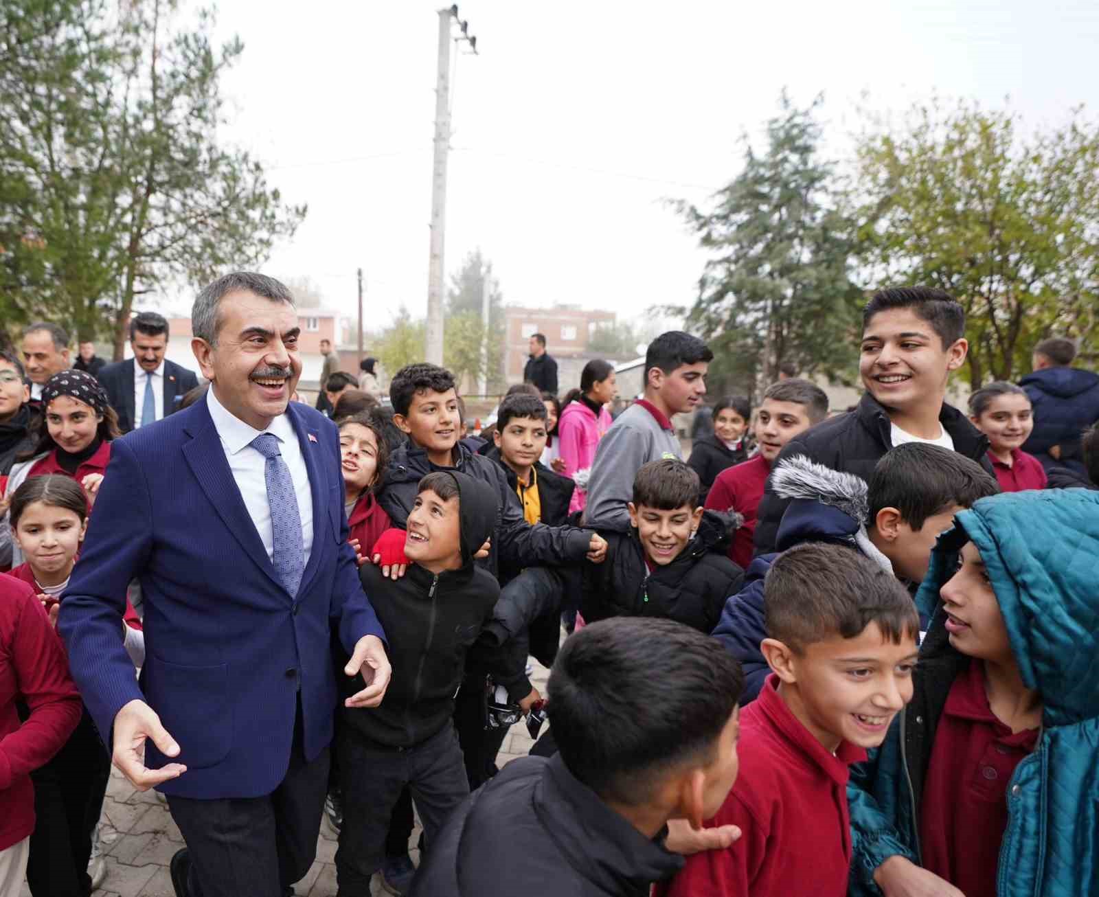 Mardin’e giden Bakan Tekin, Diyarbakır’da yol güzergahında bir okula uğradı
