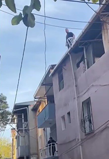 İzmir Büyükşehir ekipleri vatandaşın evine balyozla girdi
