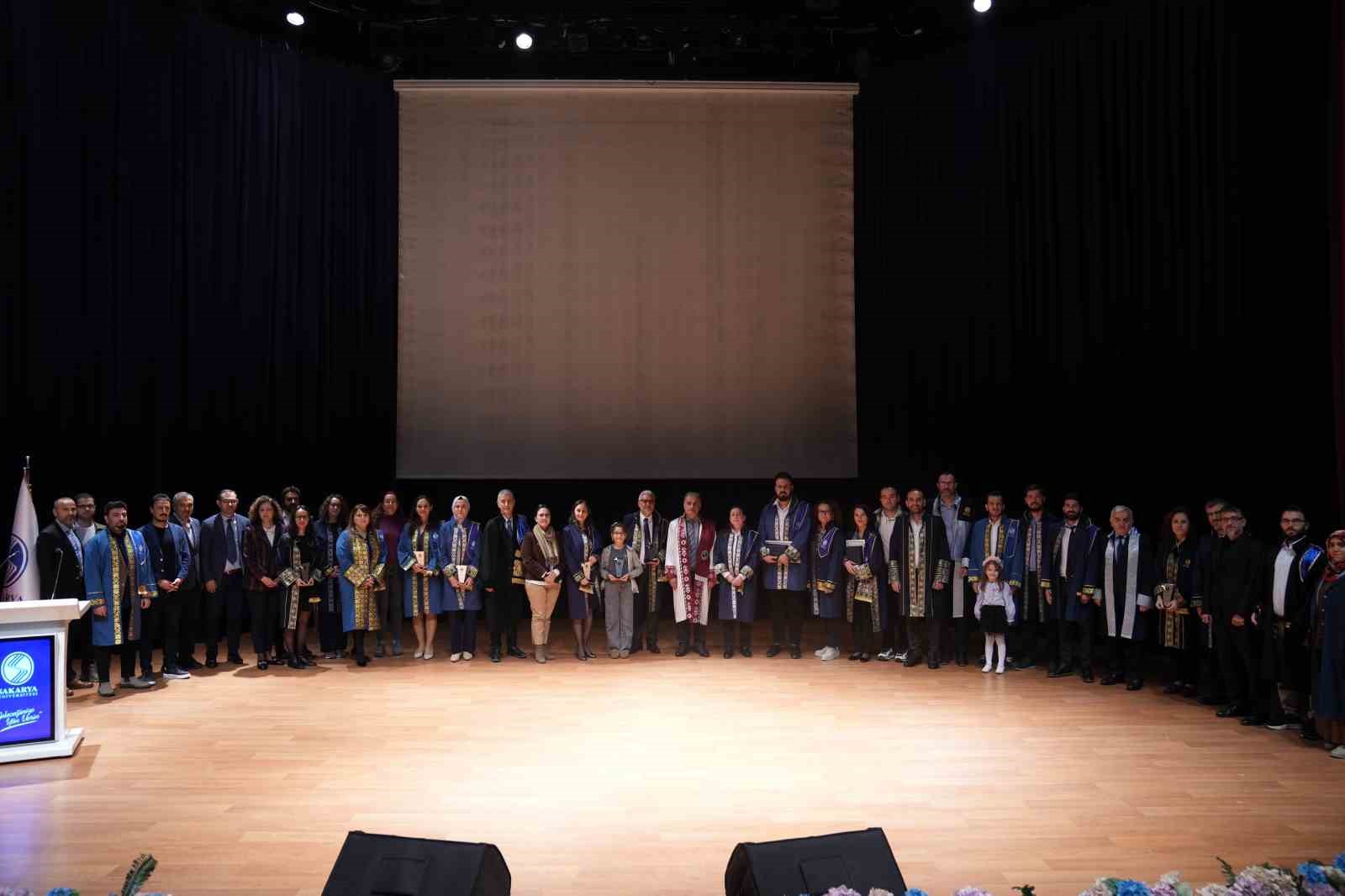 SAÜ, bilimsel başarının rotasını çizen isimleri ödüllendirdi