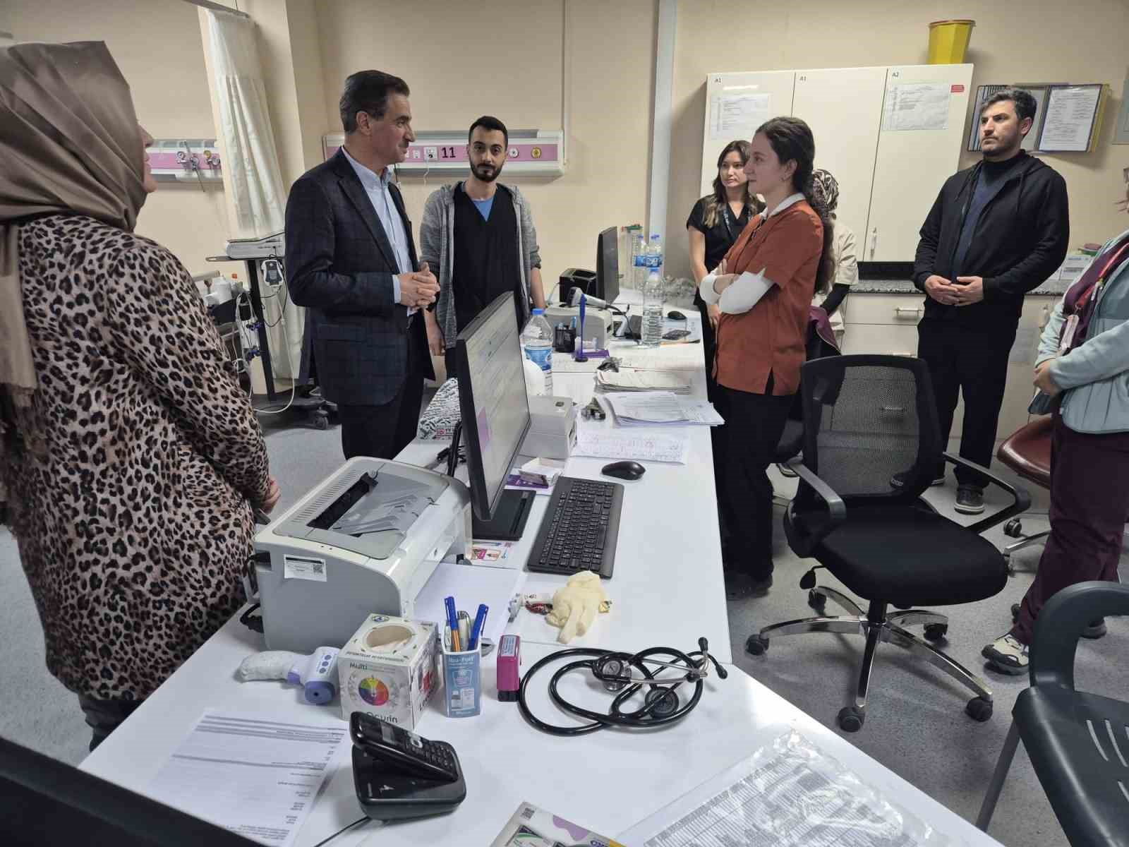 Vali Baruş, zehirlenme şüphesiyle hastaneye kaldırılan öğrencileri ziyaret etti
