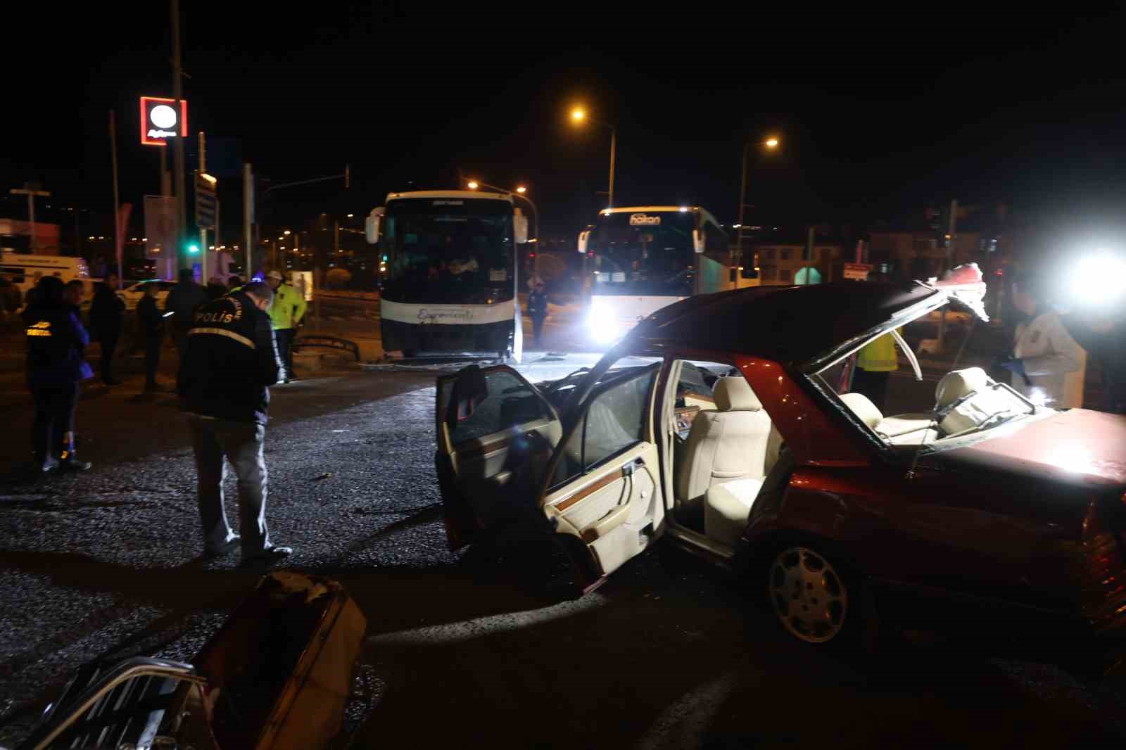 Nevşehir’de turistleri taşıyan otobüs ile otomobil çarpıştı: 2 ölü, 3 yaralı
