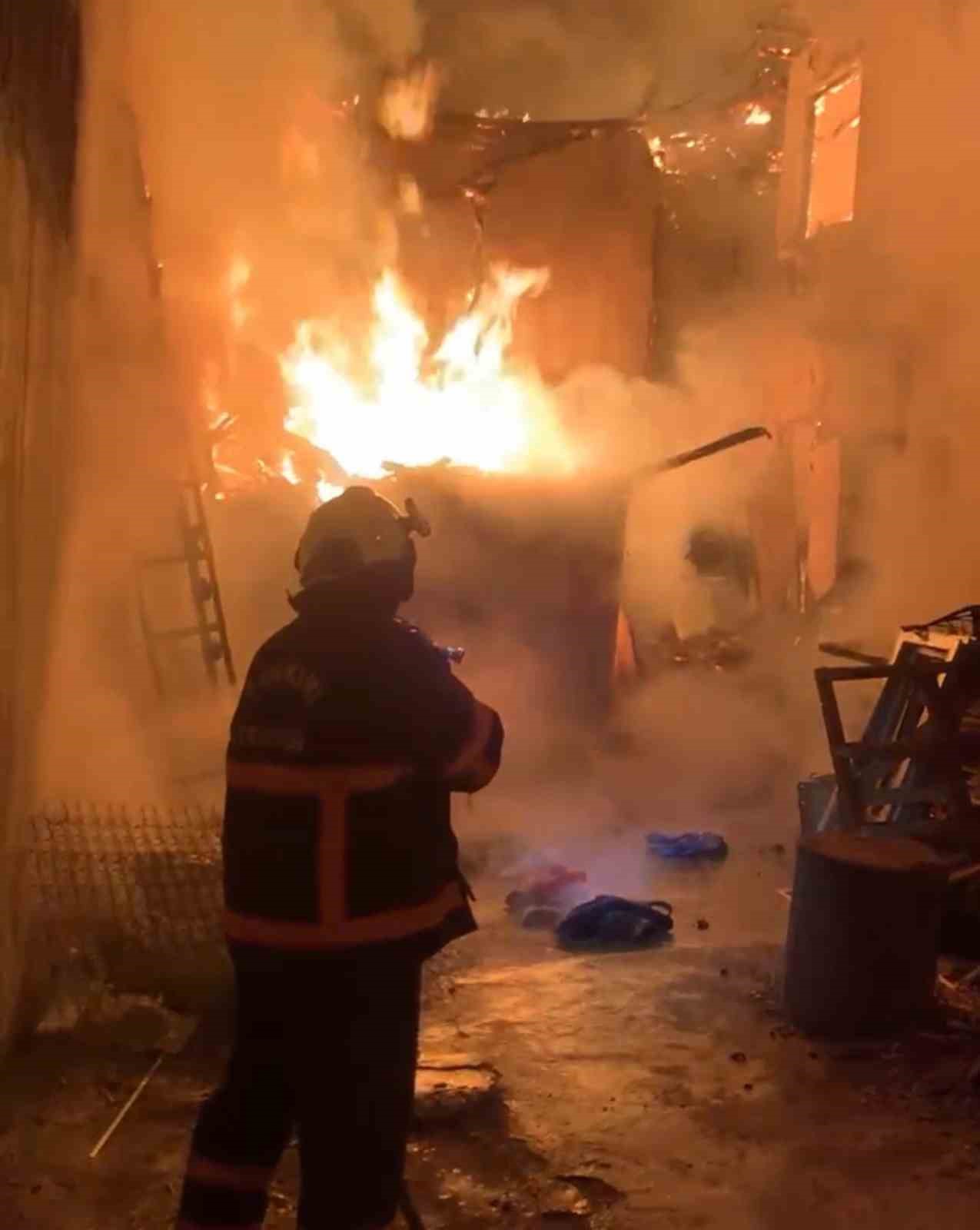 Çankırı’da ev yangını: İki ev alevlere teslim oldu
