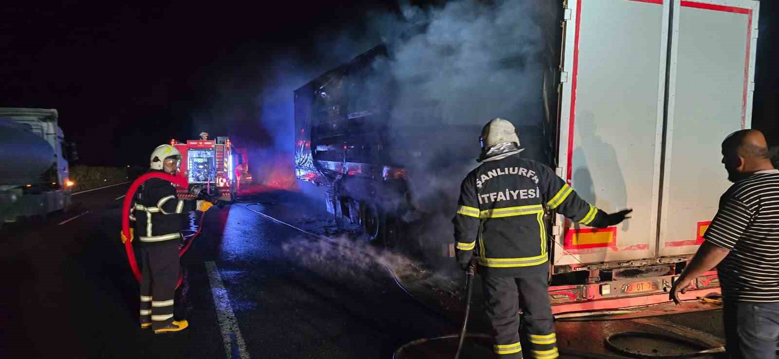 Şanlıurfa’da salça yüklü tır alev alev yandı
