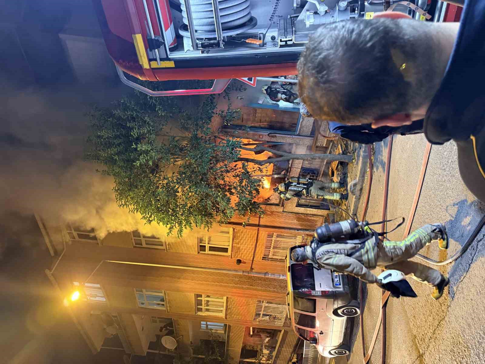 Bağcılar’da iş yerinde çıkan yangın binayı sardı: 1 yaralı
