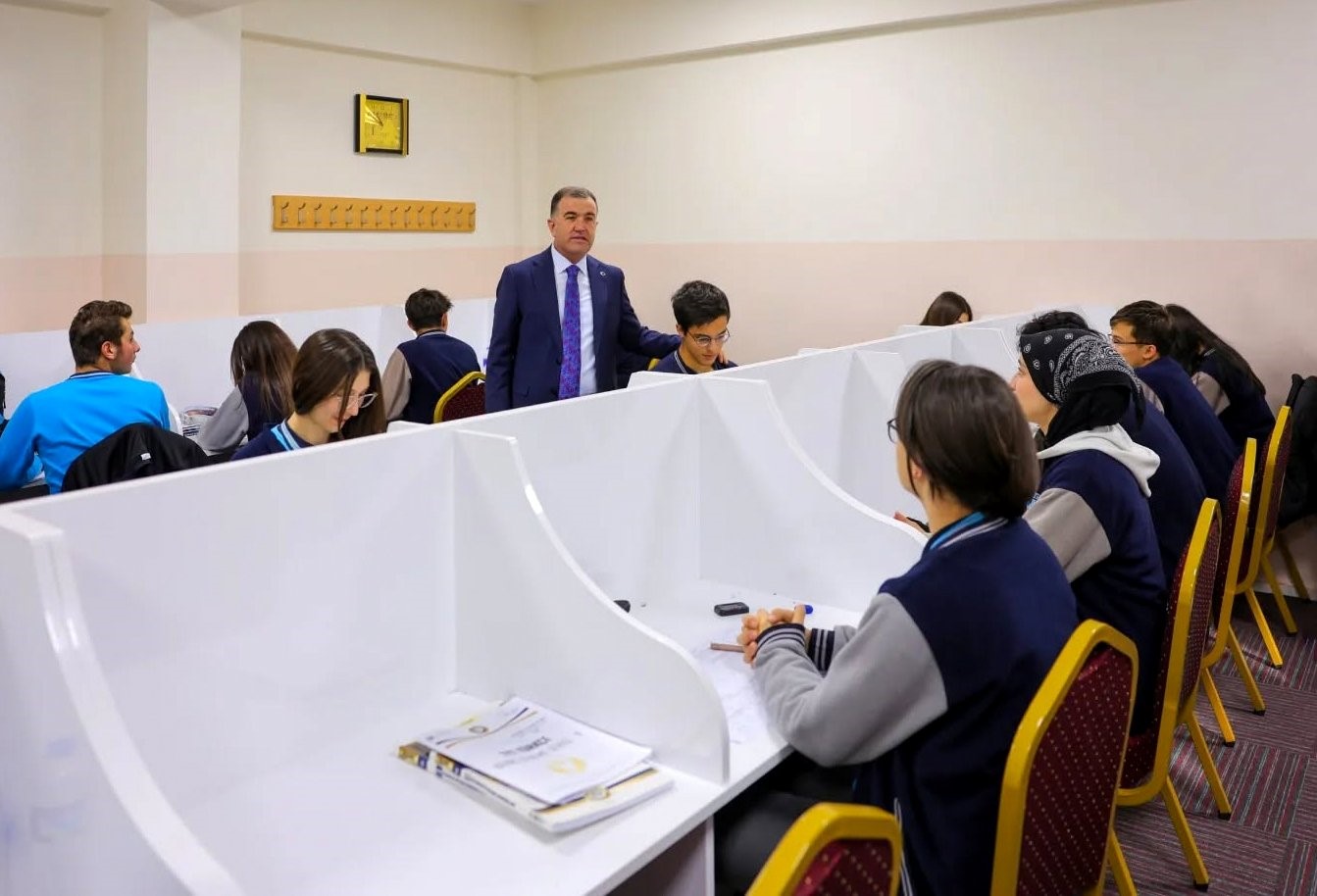 Vali Eldivan’dan gençlere: "Zamanı verimli kullanın"