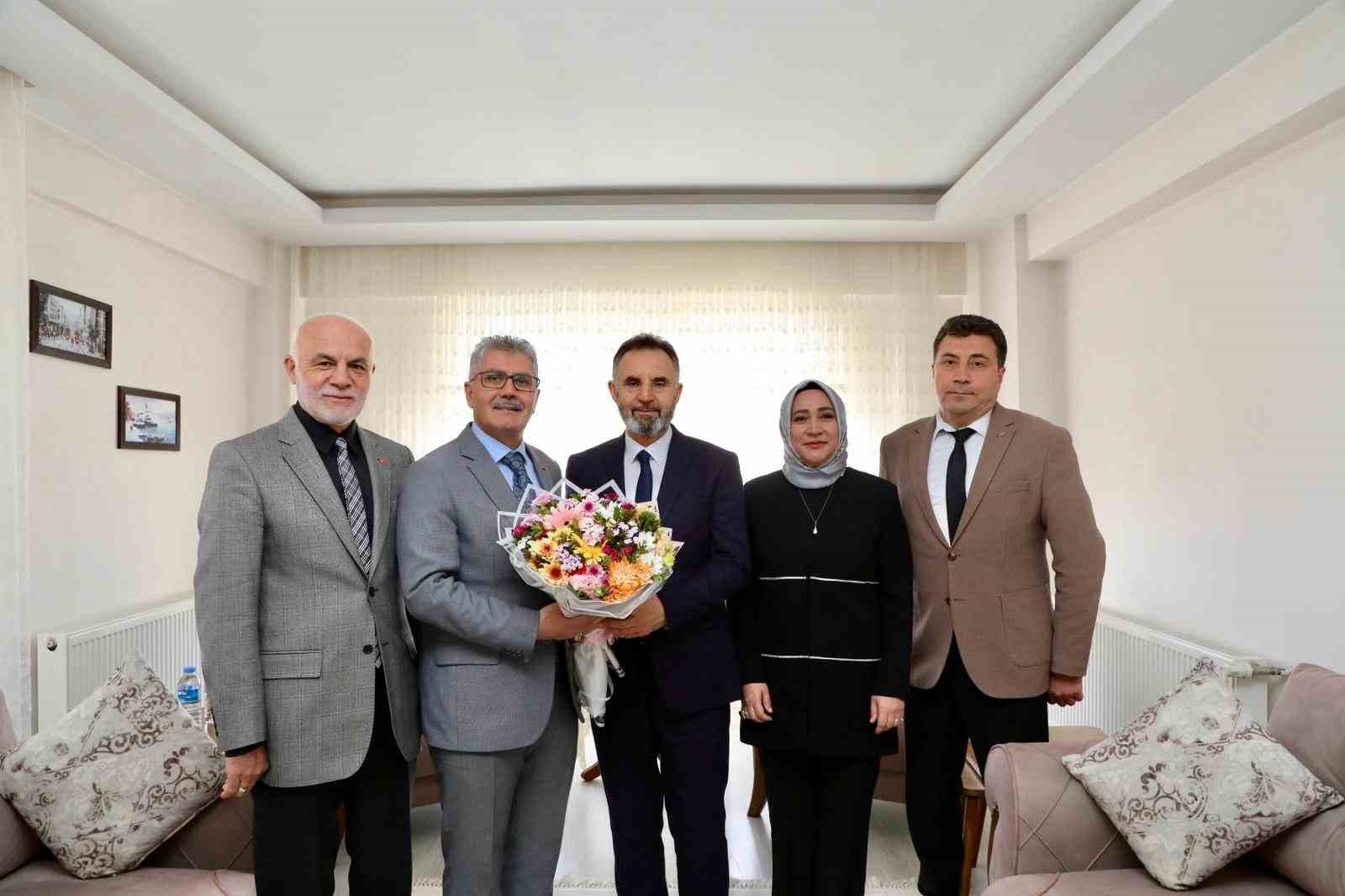 Niğde’de Vali Çelik’ten emekli öğretmene anlamlı ziyaret
