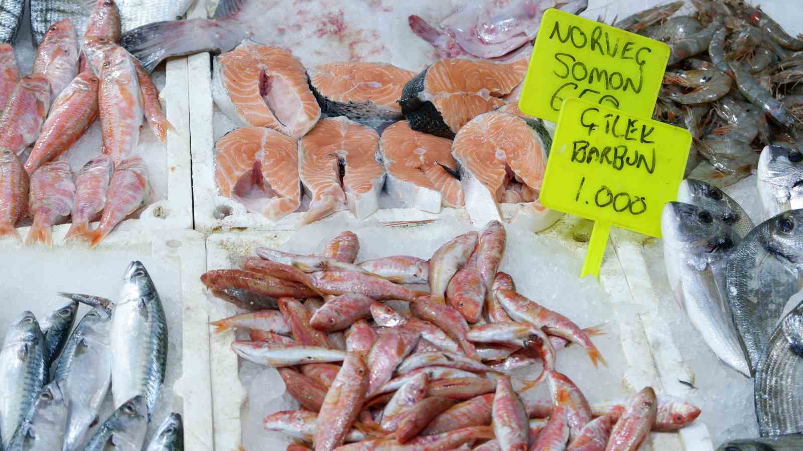 Foça Balık Hali’nde kış sezonu:"Sardalya ve uskumru zamanı"
