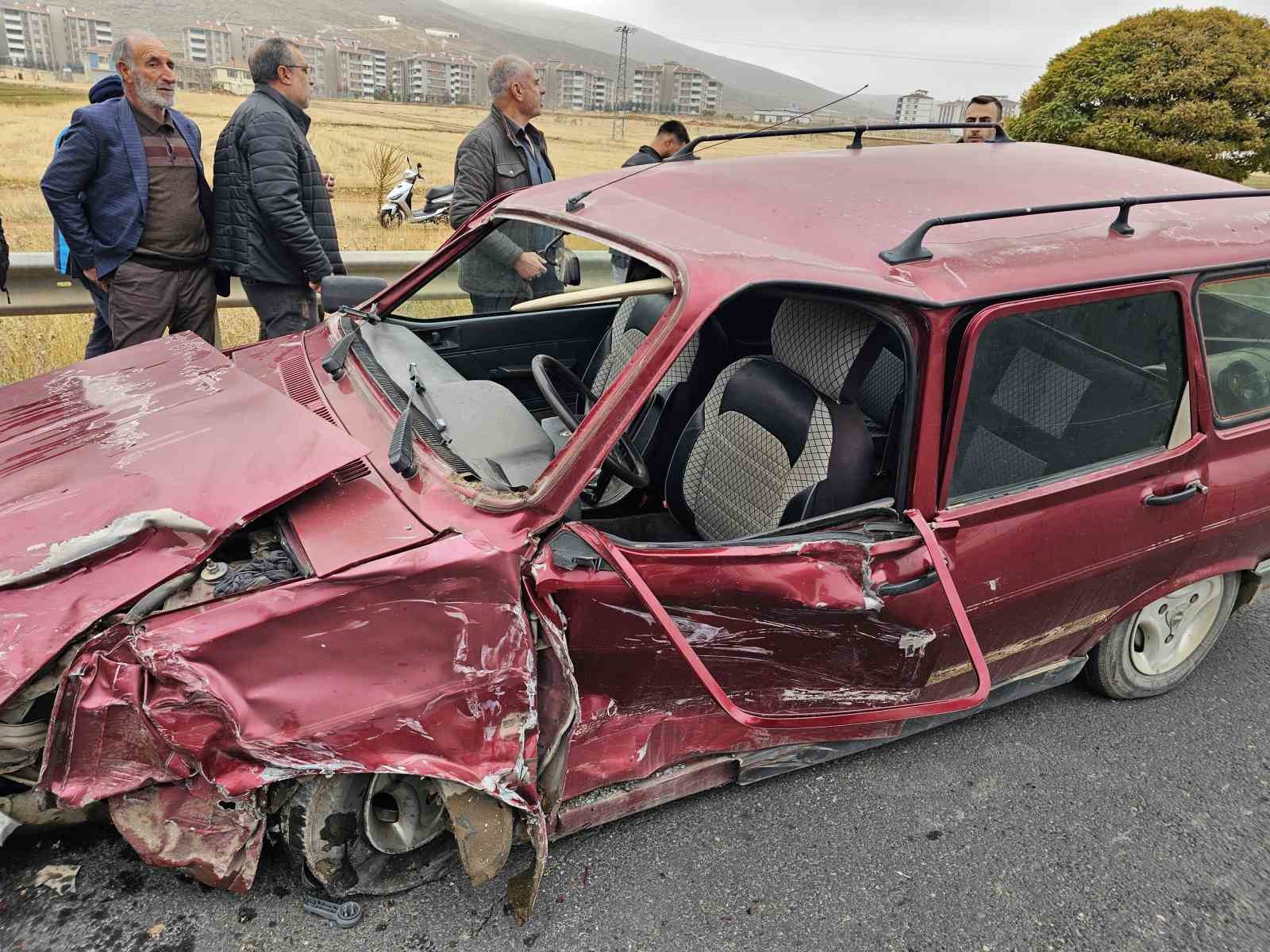 Elazığ’da trafik kazası:2’si ağır 4 yaralı
