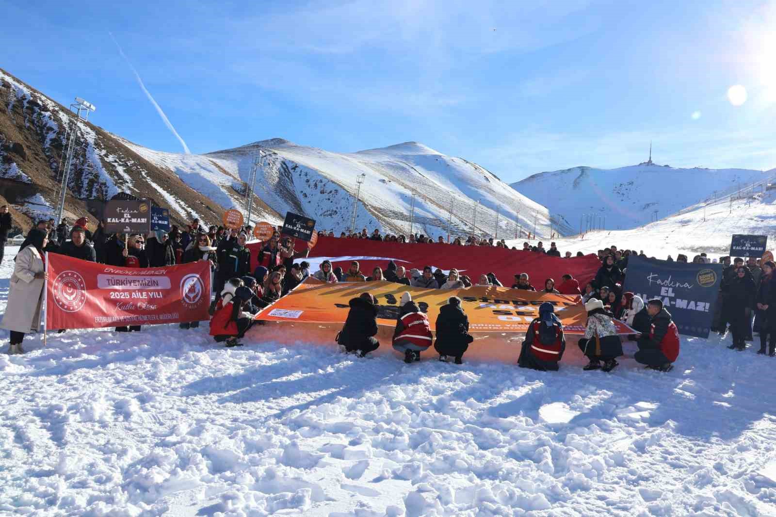 Erzurum’da "Şiddete karşı tek yürek" yürüyüşü düzenlendi
