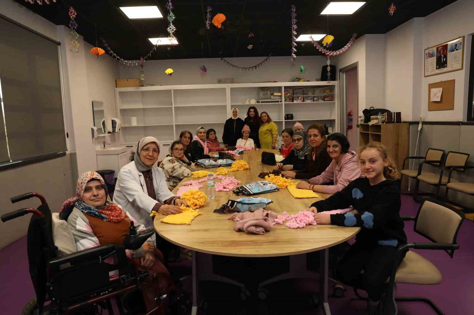 Özel kız öğrencilerinin el emeği atkıları, sevgi evlerindeki çocukları ısıttı
