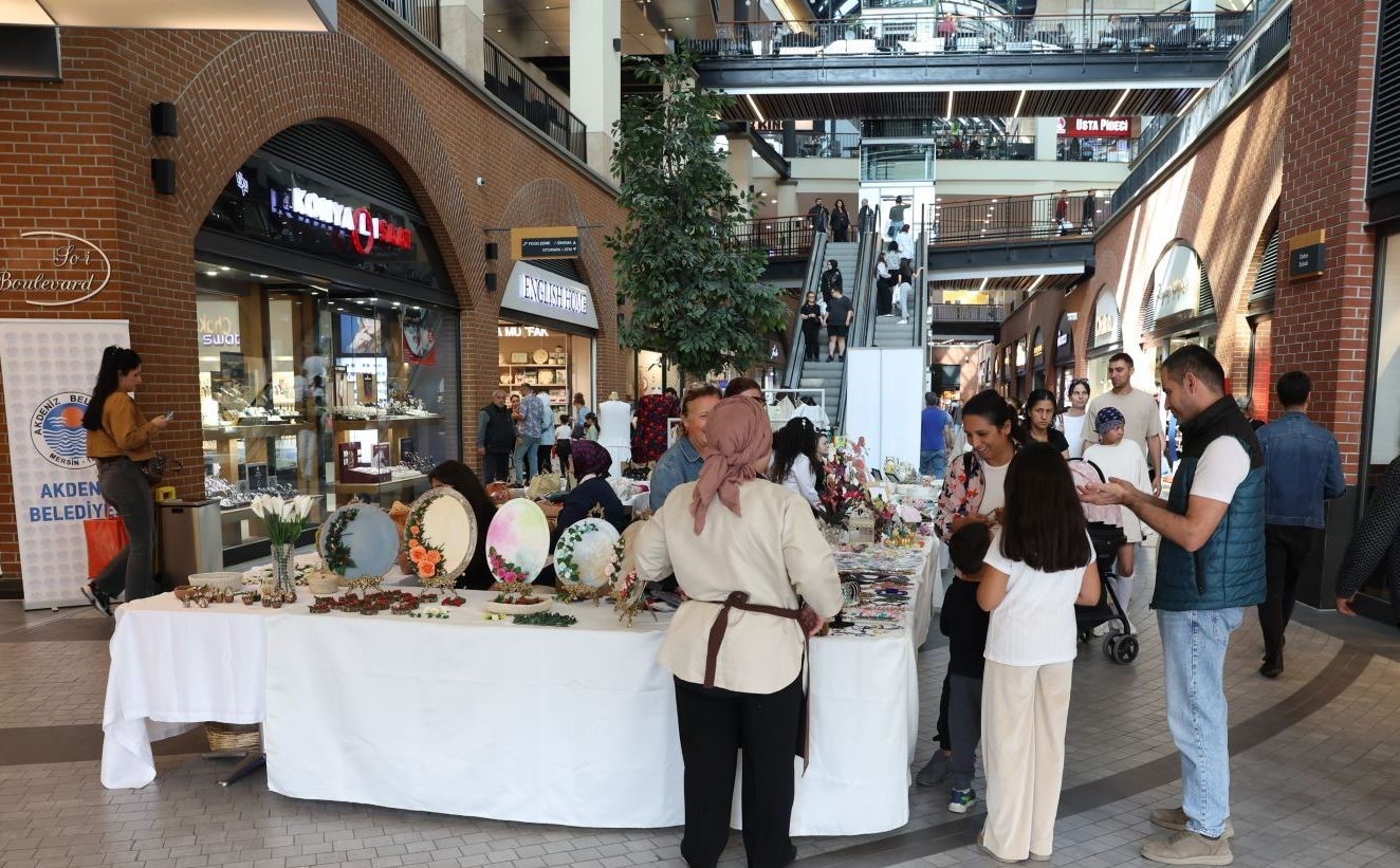 Kadın kursiyerler el emeği ürünlerini öğretmenler için sergiledi