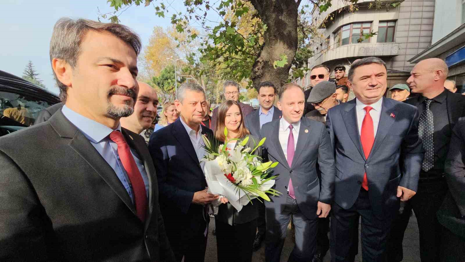 CHP Genel Başkanı Özel: "Buradan bir sonuç alamayacakları belli, Mansur Yavaş’ı da tartıştırmak üzerine yaptıkları bir hamle"
