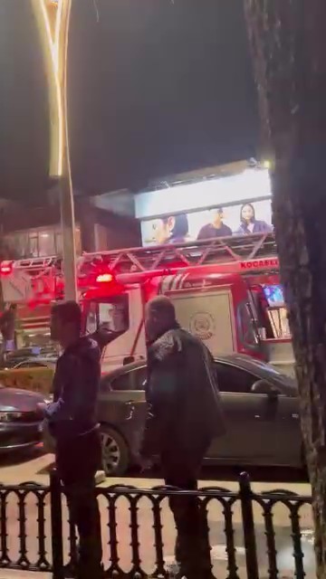 Topunu almak için çıktığı ağaçtan inemeyen çocuğun yardımına itfaiye yetişti
