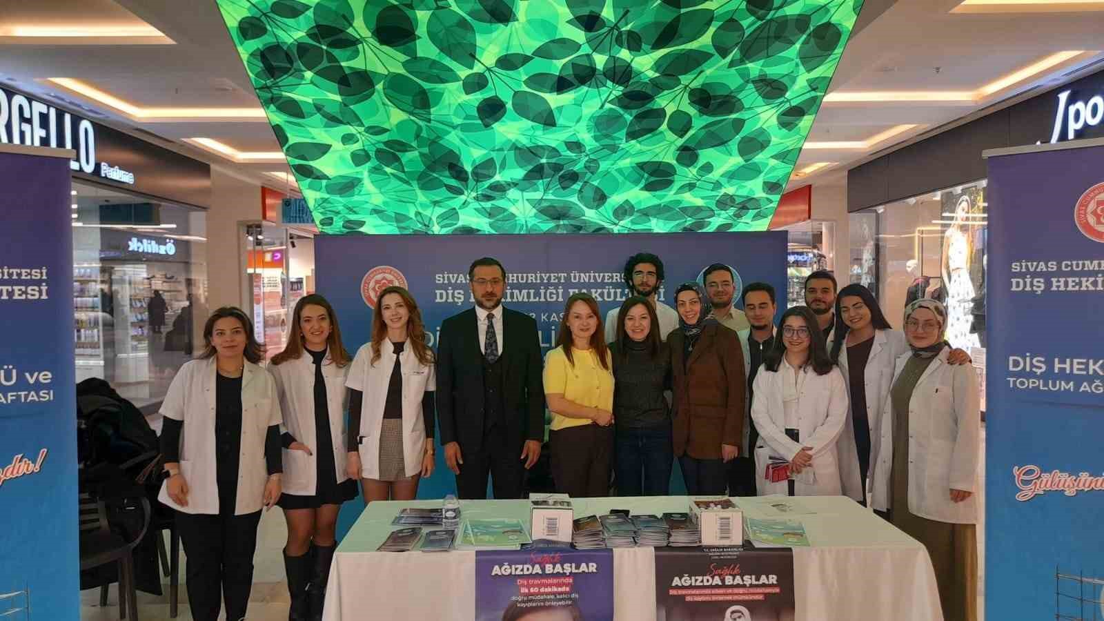 SCÜ öğrencileri, doğru diş fırçalama tekniklerini anlattı
