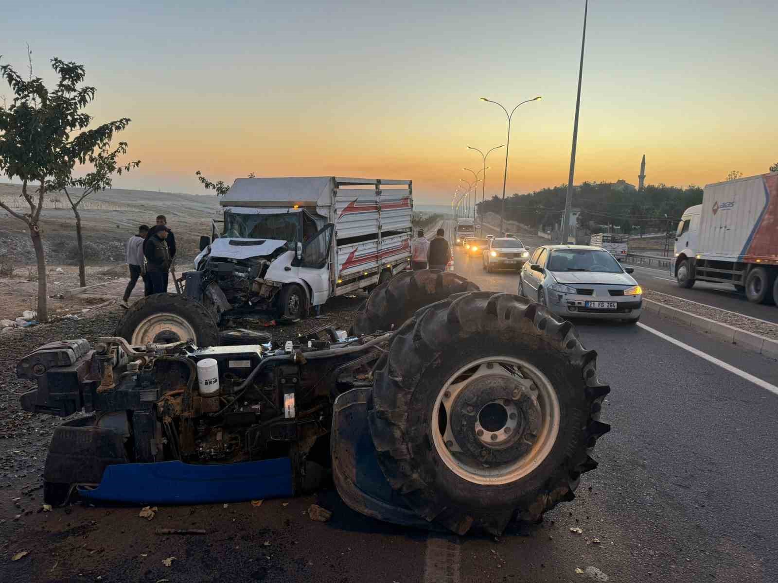 Şanlıurfa’da traktör ile kamyonet çarpıştı: 2 yaralı
