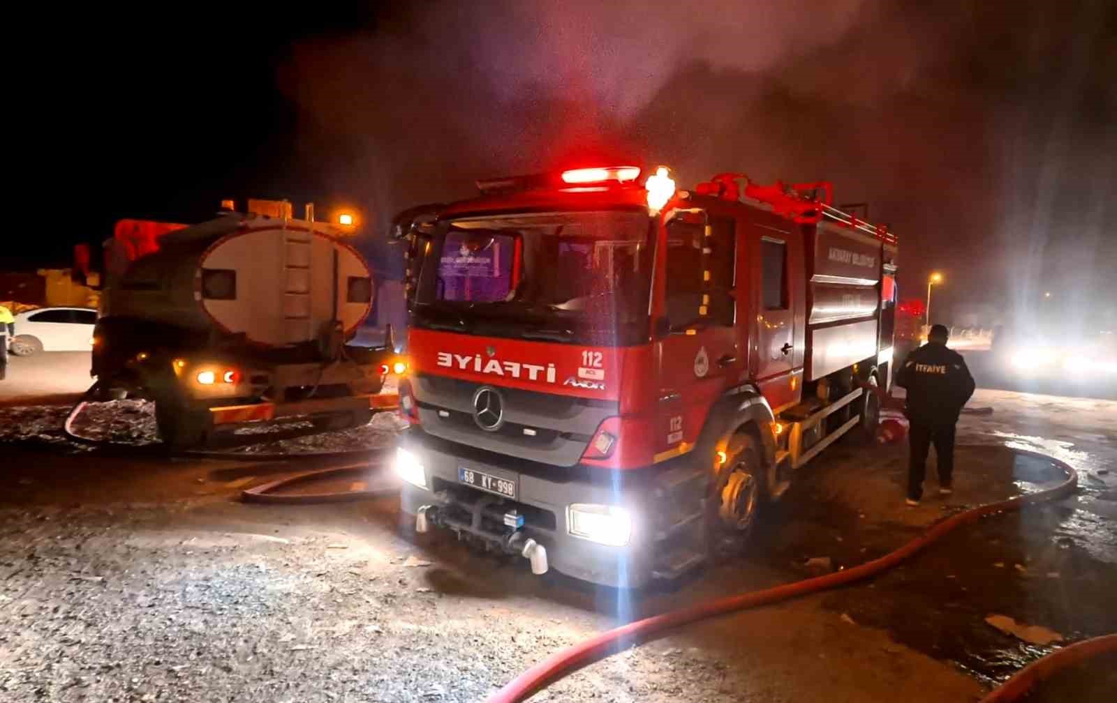 Aksaray’da alevli gece: Geri dönüşüm tesisi alev alev yandı
