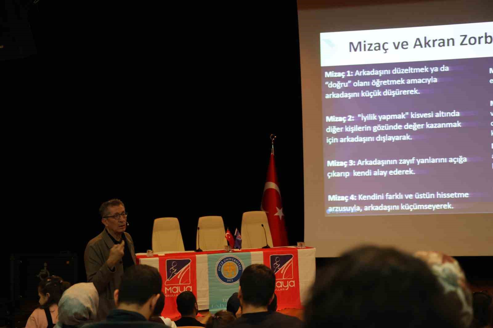 Eski Bakan Selçuk, Diyarbakır’da öğretmen ve velilerle buluştu
