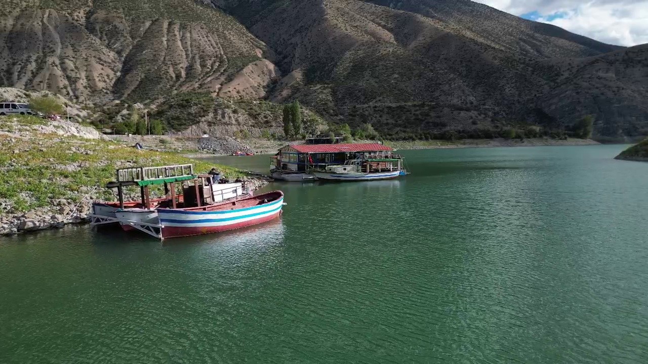 Tortum Gölü üzerinde yüzen ev ilgi odağı oldu
