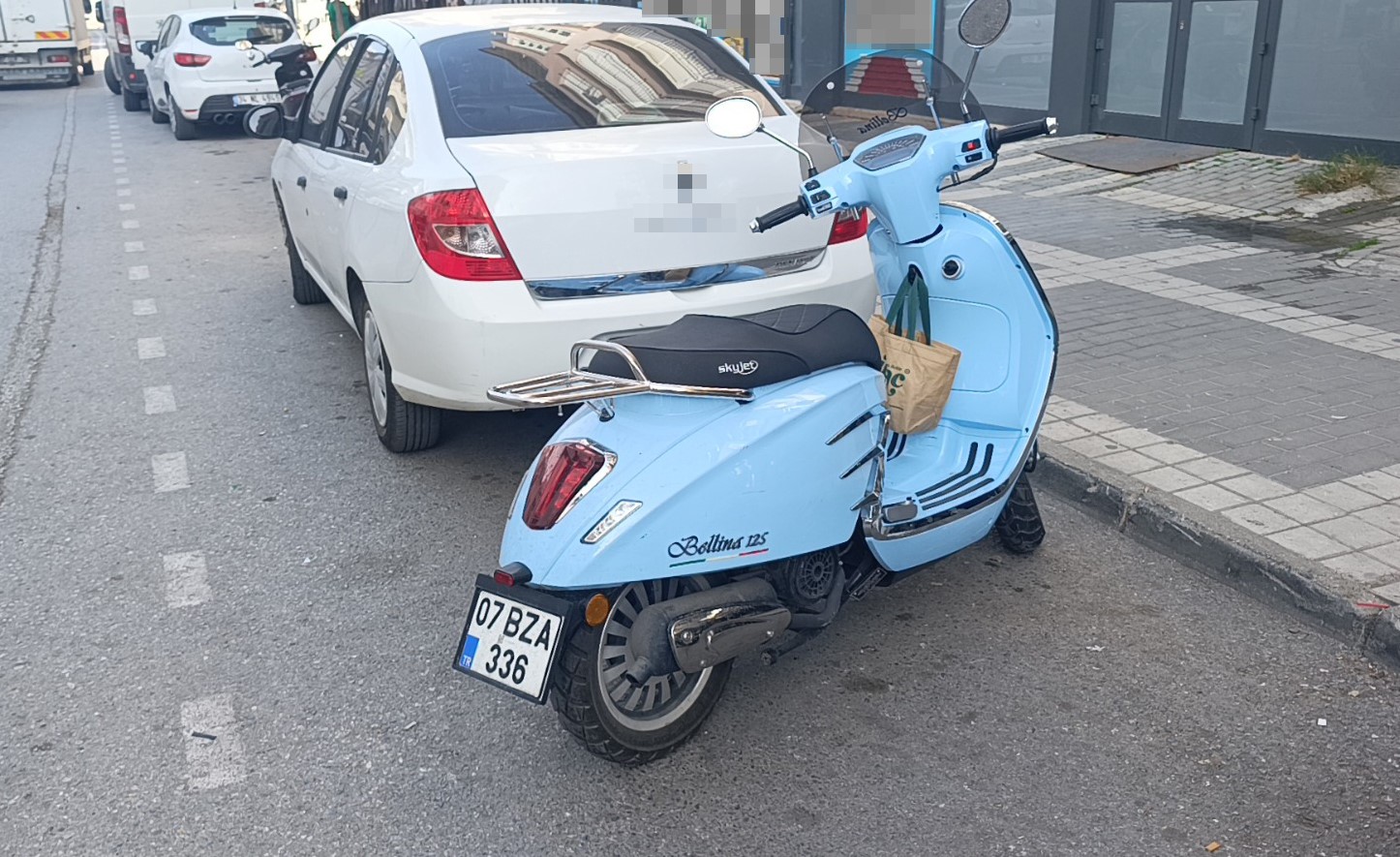 Önündeki araca çarpmamak için fren yapan motosikletli yaralandı
